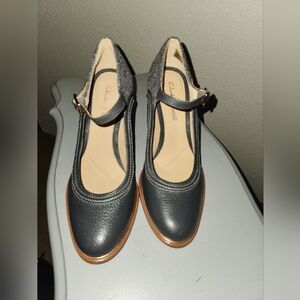 Clarks Drk blue and Tan Mary Jane Pumps